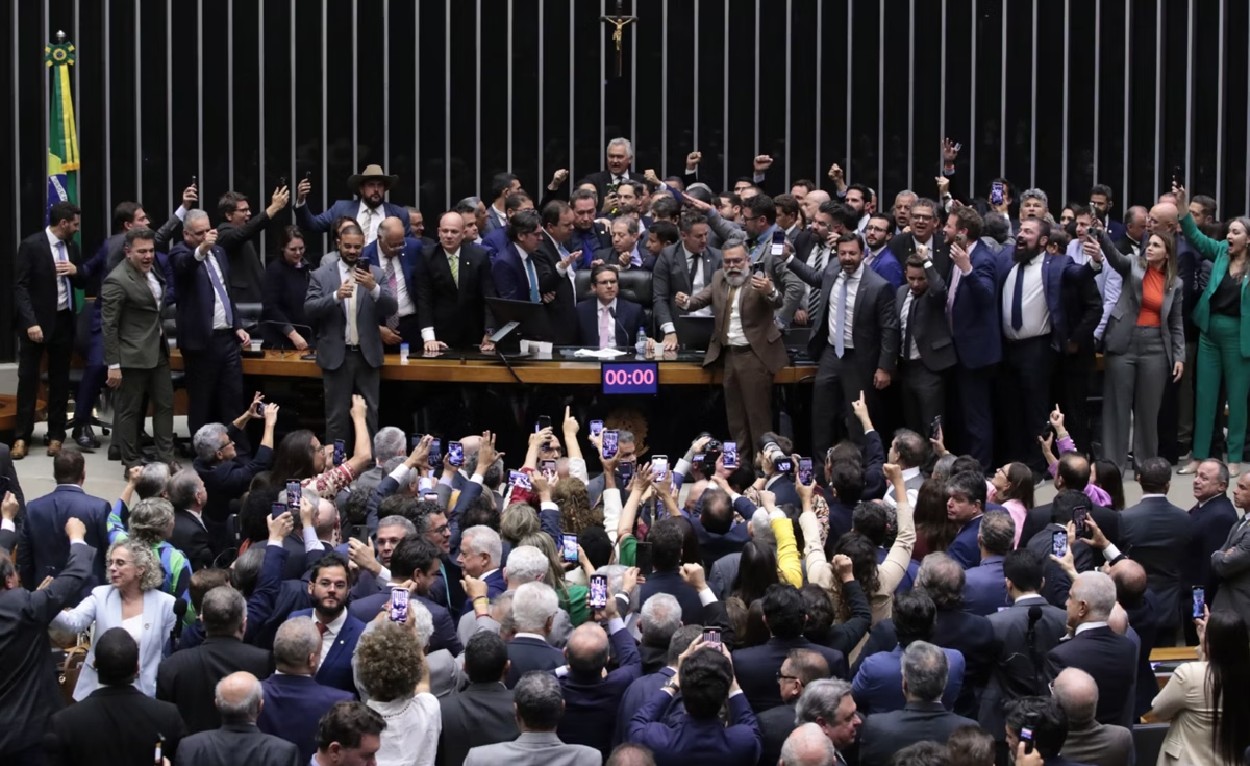 Toda essa balbúrdia política provocada, não nos esqueçamos, por aqueles eleitos com nosso voto, tende a se radicalizar ainda mais com a aproximação do julgamento dos golpistas e das eleições de 2026.