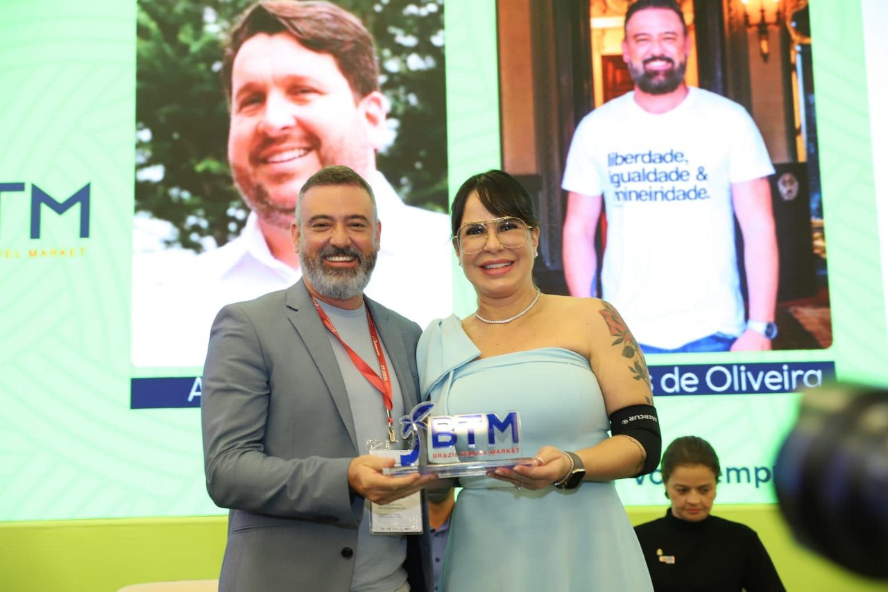 Leônidas Oliveira recebeu o prêmio das mãos de Cristiane Leal Sampaio, secretária nacional de Políticas de Turismo do Ministério do Turismo