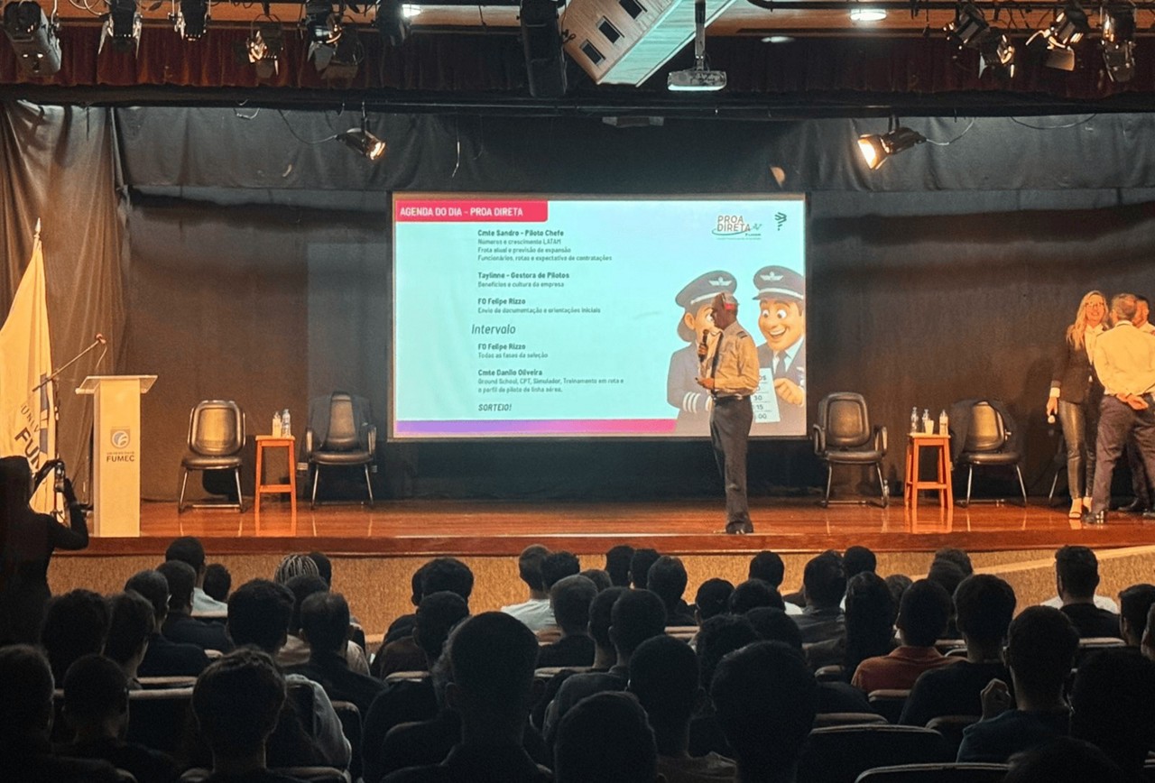 Sandro Silva, piloto-chefe da Latam no Brasil, conduziu a apresentação em Minas