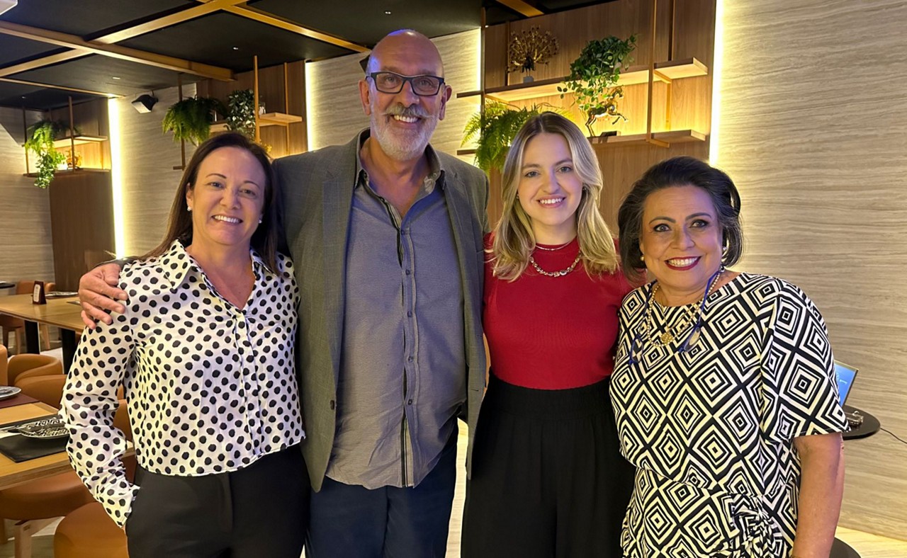 Juliana Tavares (VTours) , Marco Lourenço e Amanda Zeni (Queensberry Viagens) e Vilma Alagiyawanna (diretora da VTours)