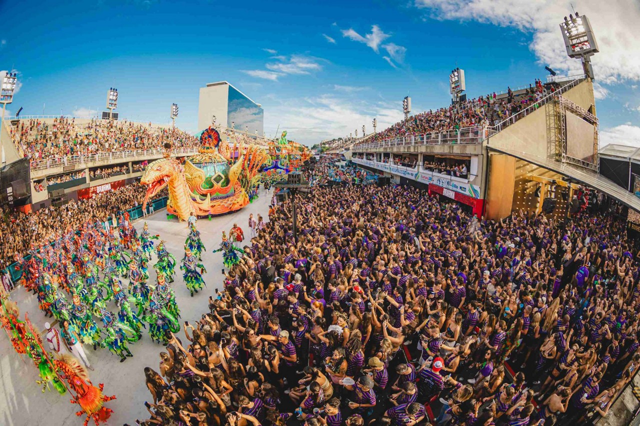 O Camarote Allegria reúne cerca de 25 mil foliões no sambódromo