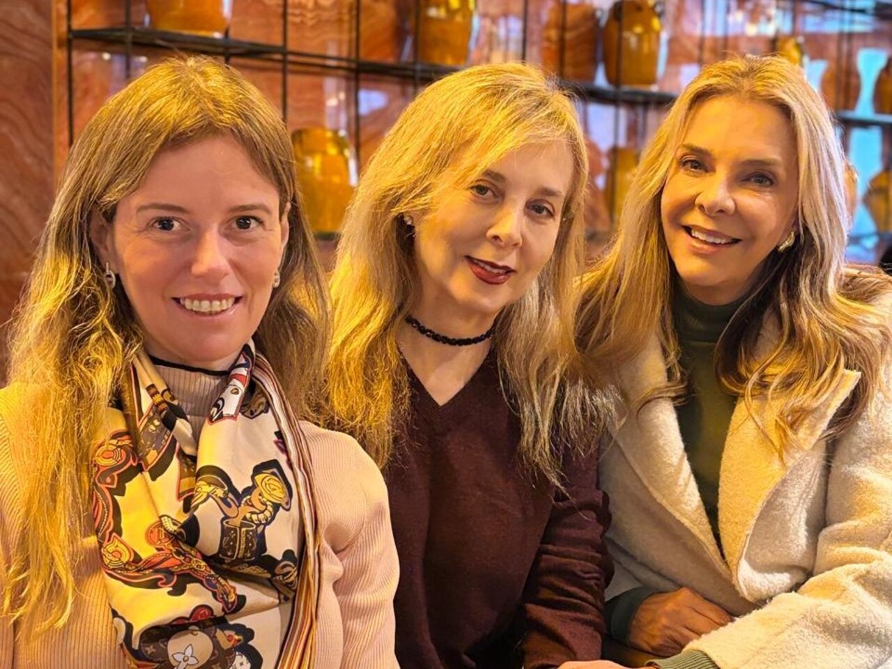 Dando uma pausa no delicioso café da manhã, do restaurante "Trintaeum", as mais novas "amigas de infância" e louras beldades, a médica Maitê Leite de Andrade; a advogada, Andréa Savassi e a empresária, Adriana Vasconcelos. 
