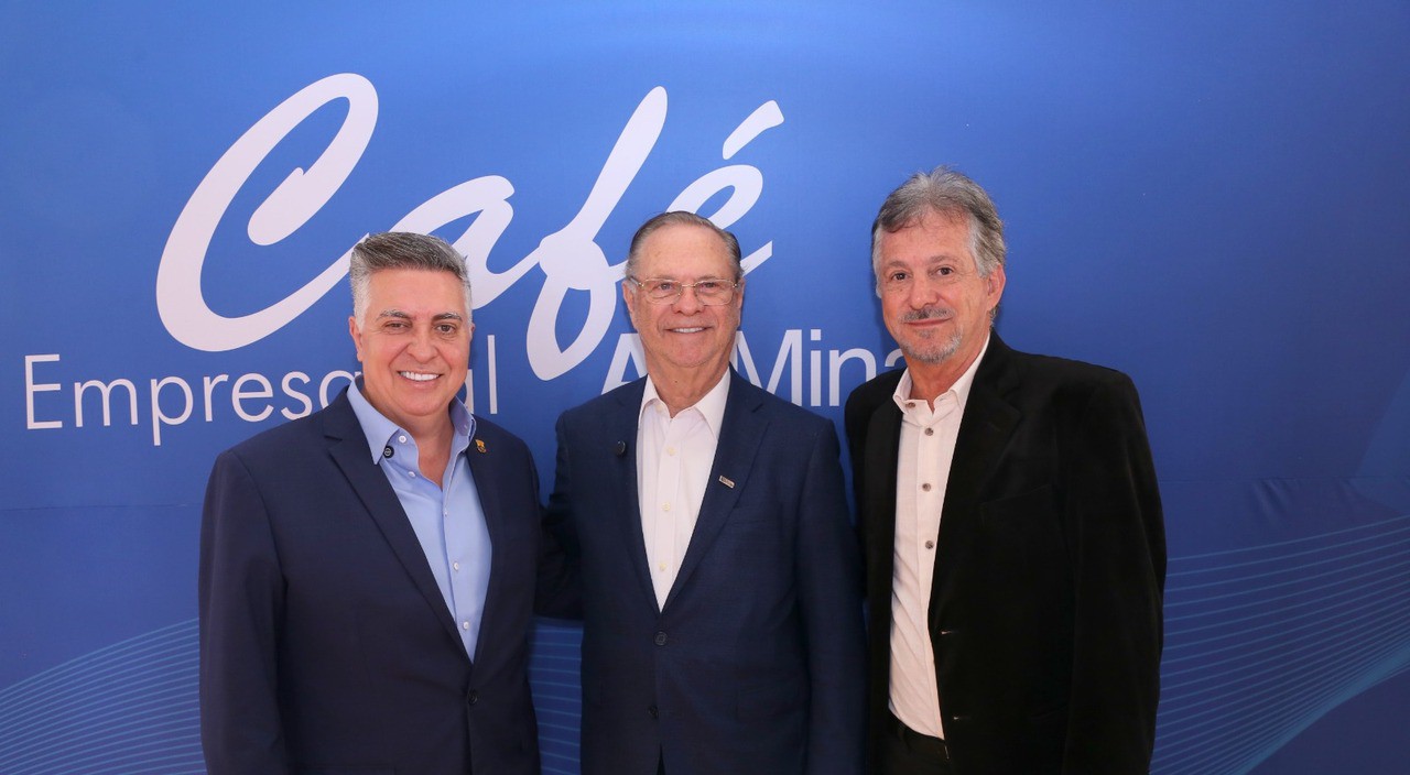 No “Café Empresarial da Associação Comercial e Empresarial de Minas – ACMinas”, no Automóvel Clube; o prefeito de BH, Álvaro Damião; o presidente da ACminas,  Cledorvino Belini e o presidente do Automóvel Clube, Ragheb Hamade Filho 
Foto: Edy Fernandes