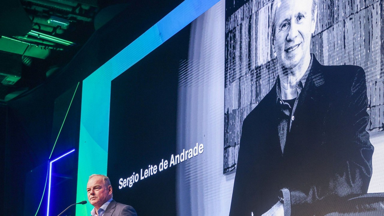 No Congresso Aço Brasil, em São Paulo, o presidente do conselho diretor do Instituto Aço Brasil, André B. Gerdau Johannpeter, homenageando a memória e o legado do engenheiro Sergio Leite de Andrade