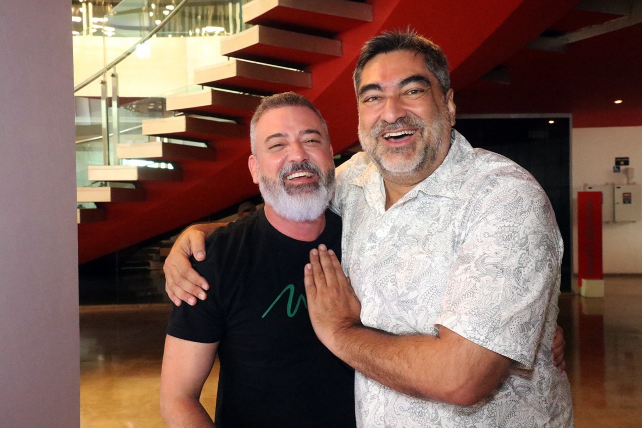 No Palácio das Artes, os "Reis do Carnaval da Liberdade 2025", em Belo Horizonte; secretário de Estado de Cultura e Turismo de Minas Gerais, Leônidas Oliveira com o jornalista e "DJ por uma madrugada", Zeca Camargo.
