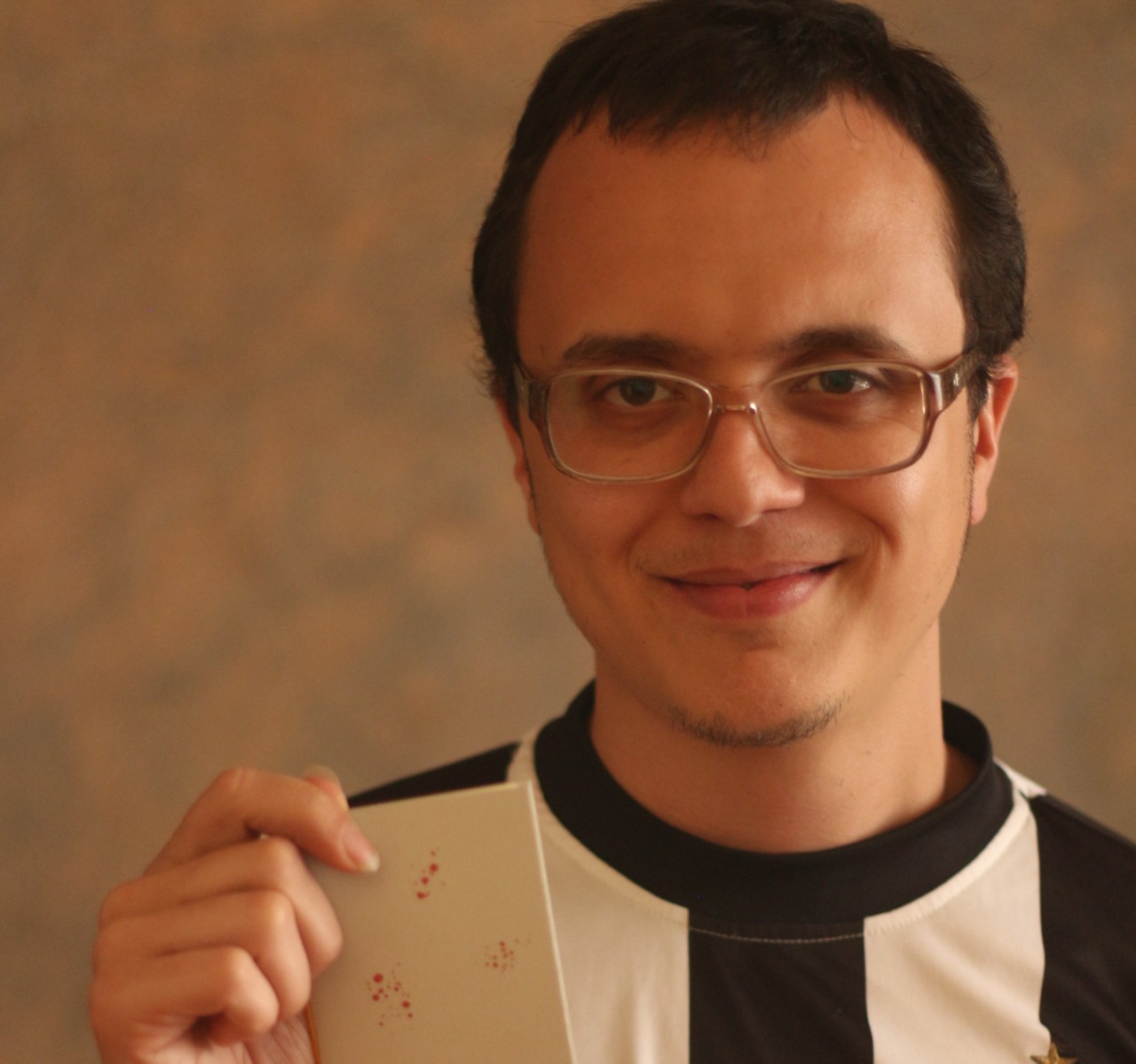 O atleticano, jornalista e assessor de Comunicação na Fundação Clóvis Salgado/Circuito Liberdade, Maron Filho que, amanhã, lança seu primeiro livro, "aceno", no antropofágico e nada vegano, “Cannibals Bar”, Santa Efigênia
