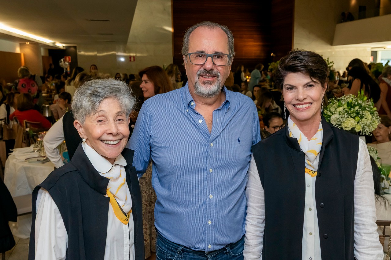 No "Chá Solidário", da AMR, Rosângela Perucci, Sérgio Belisário e Bernadette Mendes
