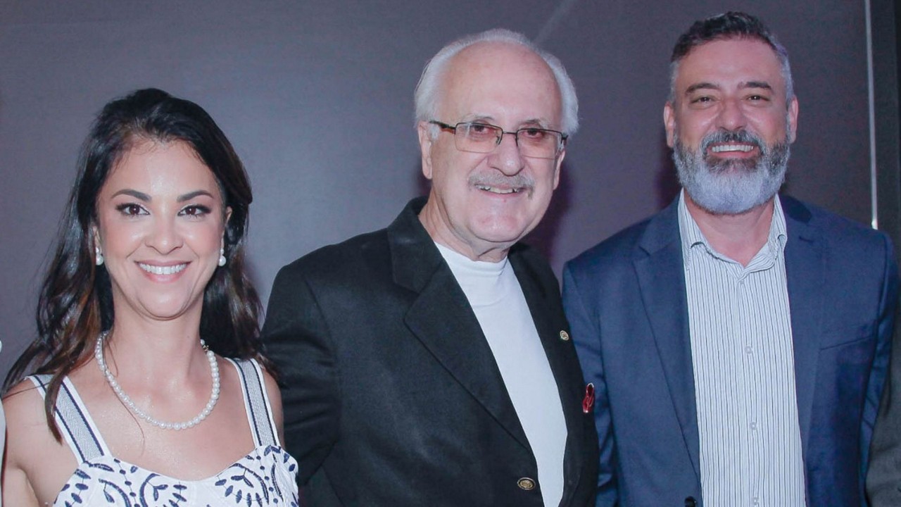 O presidente da ABRAJET-MG, Antonio Claret Guerra, a gerente-geral do Mercure BH Savassi, Fernanda Duarte - anfitriões da confraternização de fim de ano da associação - com o Secretário de Estado de Cultura e Turismo, Leônidas Oliveira, principal convidado da noite
