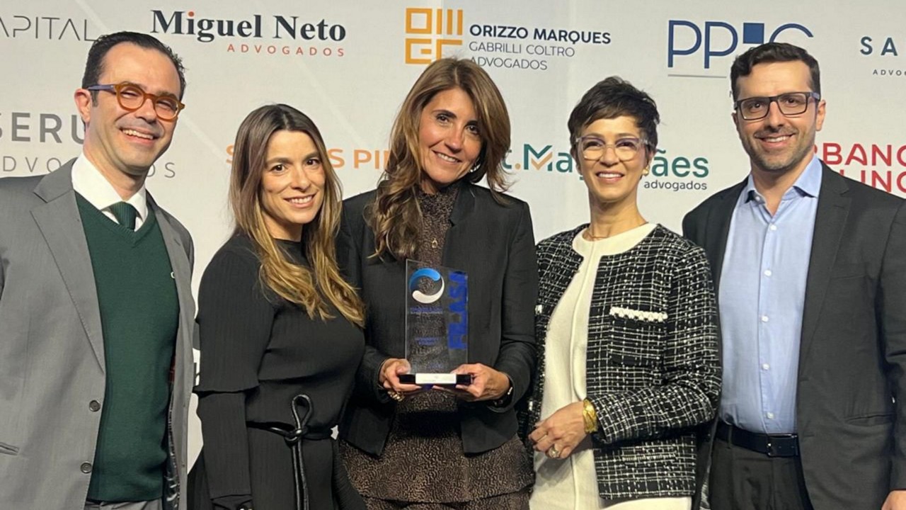 Um time vencedor, com Henrique Motta Pinto, superintendente Jurídico Corporativo da Cemig; Cristiana Fortini, vice-presidente Jurídica da Cemig; Andrea Almeida, vice-presidente de Finanças e Relacionamento com Investidores da Cemig; Virgínia Kirchmeyer, superintendente Jurídica de Governança Corporativa da Cemig; e Flávio Araújo, superintendente de Gestão de Finanças Corporativas da Cemig