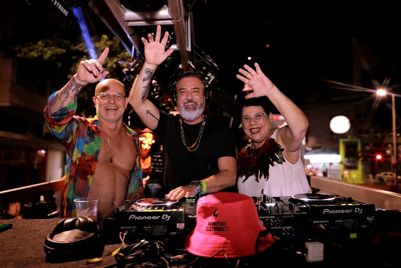 Reinando, curtindo e comandando a Virada Eletrônica, no Carnaval da Liberdade 2025, o DJ, Leandro Rallo; o secretário de Estado de Cultura e Turismo, Leônidas Oliveira; e a subsecretária de Cultura, Maristela Rangel
