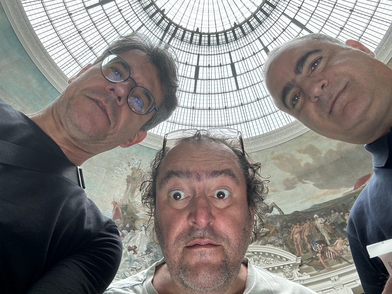 "Los tres amigos", em "Paris, 42 Anos Depois", Maurício Campos, Walter Navarro (imitando o surrealista Dali) e Celso Lotaif, em exposição na mágica Bourse de Commerce - Pinault Collection, em Paris