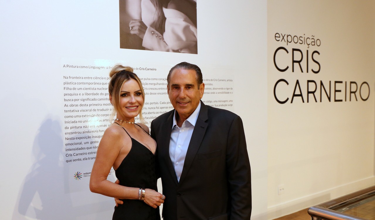 No coquetel de abertura da exposição, no Museu Inimá de Paula, “A Pintura como Linguagem: a Primeira Exposição de Cris Carneiro”, a artista plástica, Cris Carneiro, e o marido Argeu Geo