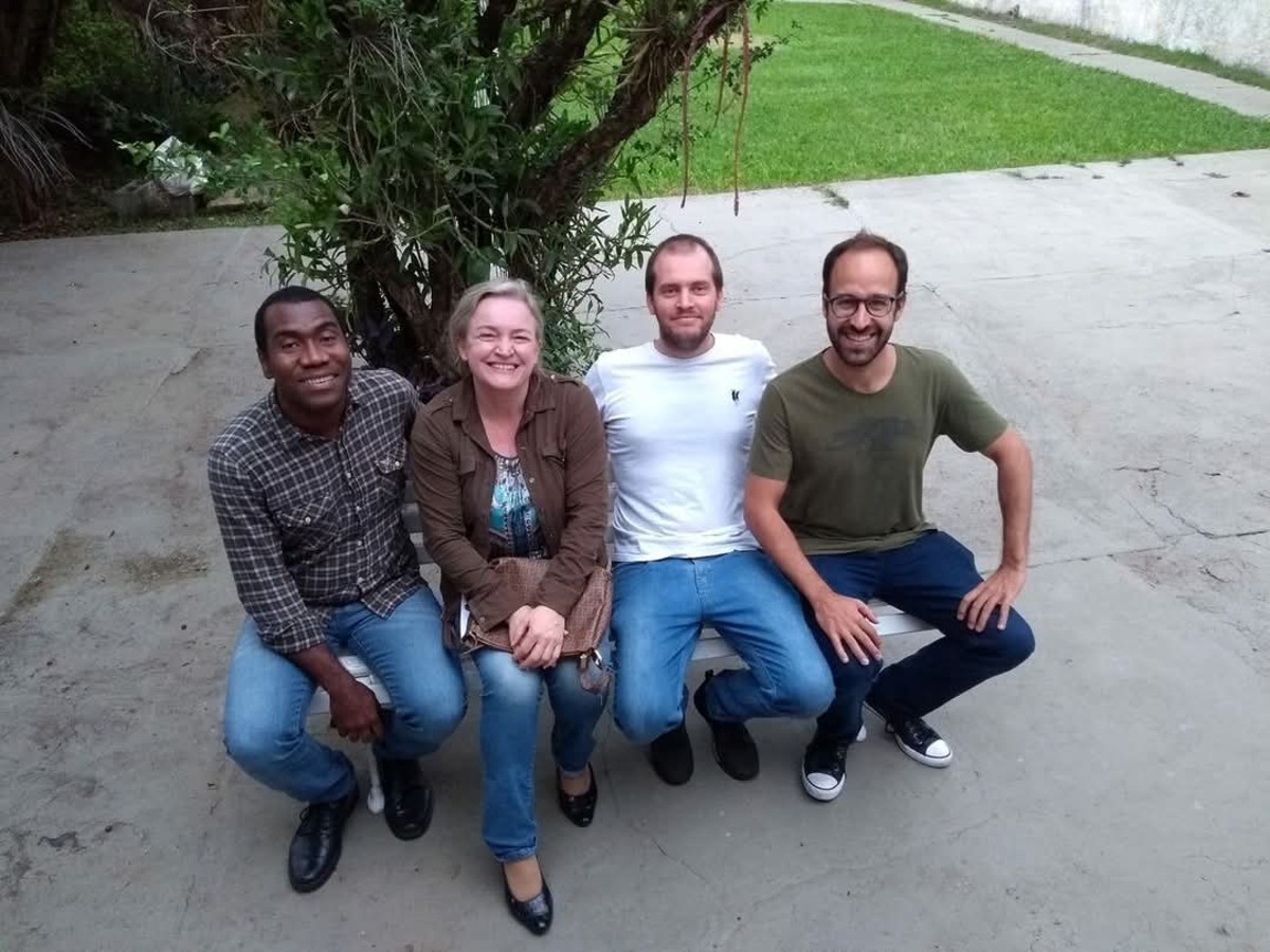 O descanso da "general" e dos "guerreiros", Hercules Gomes, Ligia Amadio, Lucas Casacio e Danilo Penteado, à frente e por trás do concerto, "Homenagem aos Brasileiros", dia 30, no Palácio das Artes.
