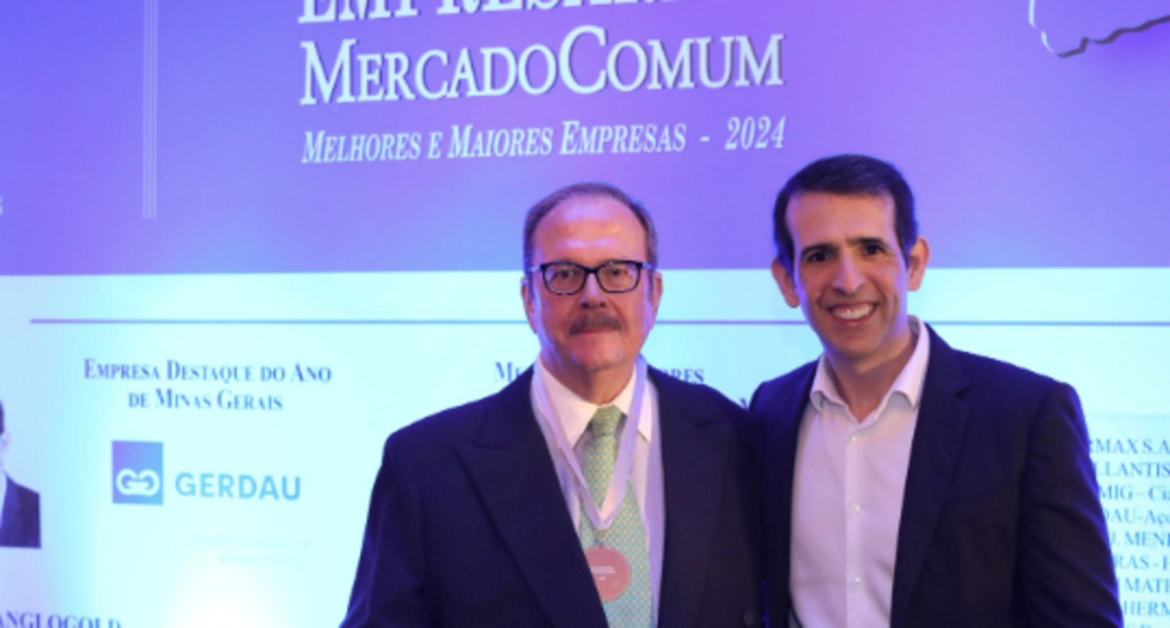No 26º Prêmio Minas – Desempenho Empresarial – Mercado Comum - Melhores e Maiores Empresas de 2024, Carlos Alberto Teixeira, diretor e editor da Revista Mercado Comum, com o grande homenageado, Gustavo Werneck, CEO da Gerdau