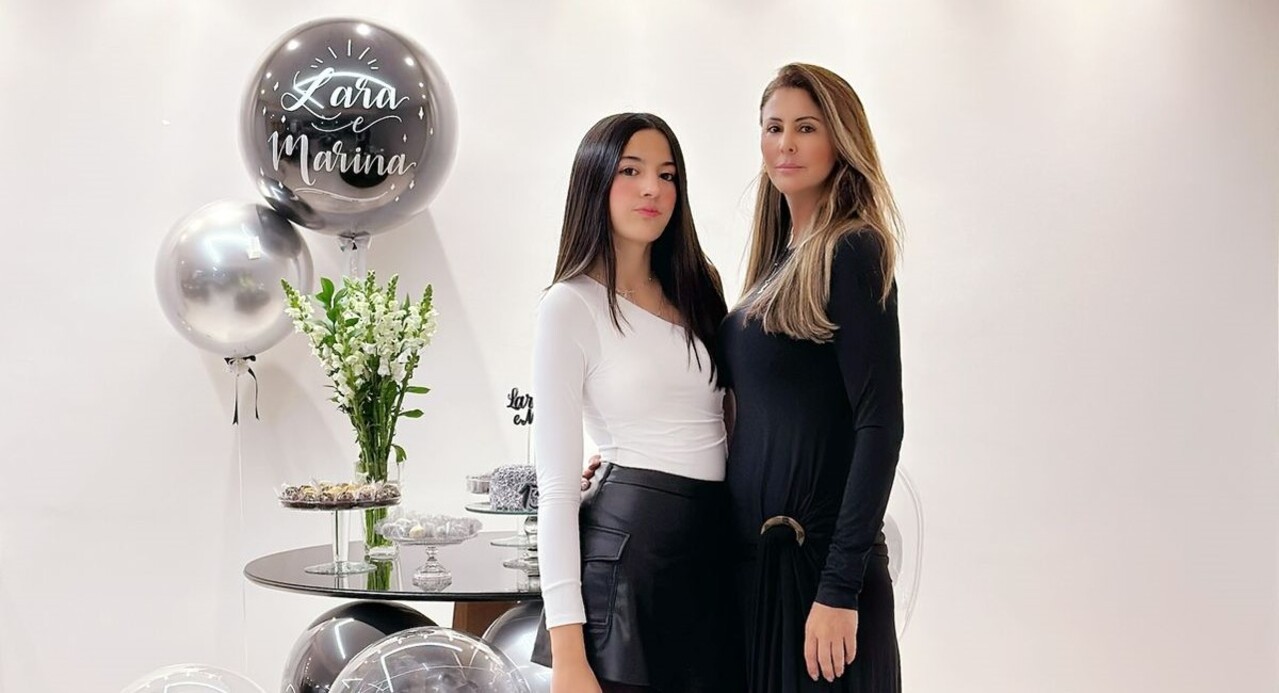 Lara completando 13 anos, ao lado na mãe coruja, Liliane Andrade
