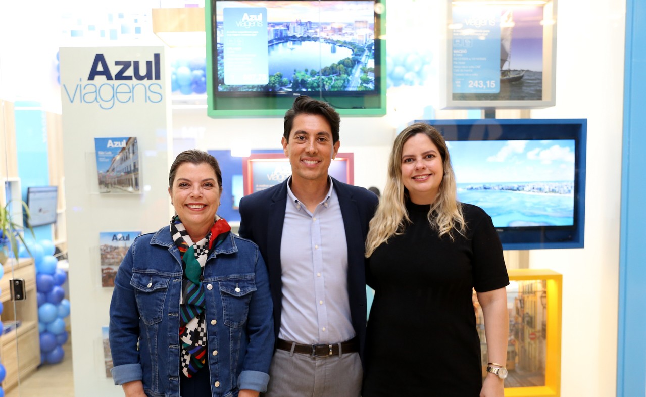 A equipe da Azul Viagens, na reinauguração da celeste loja, no Boulevard Shopping, Adriana Barrios, André Vieira e Fabíola Rabelo 
