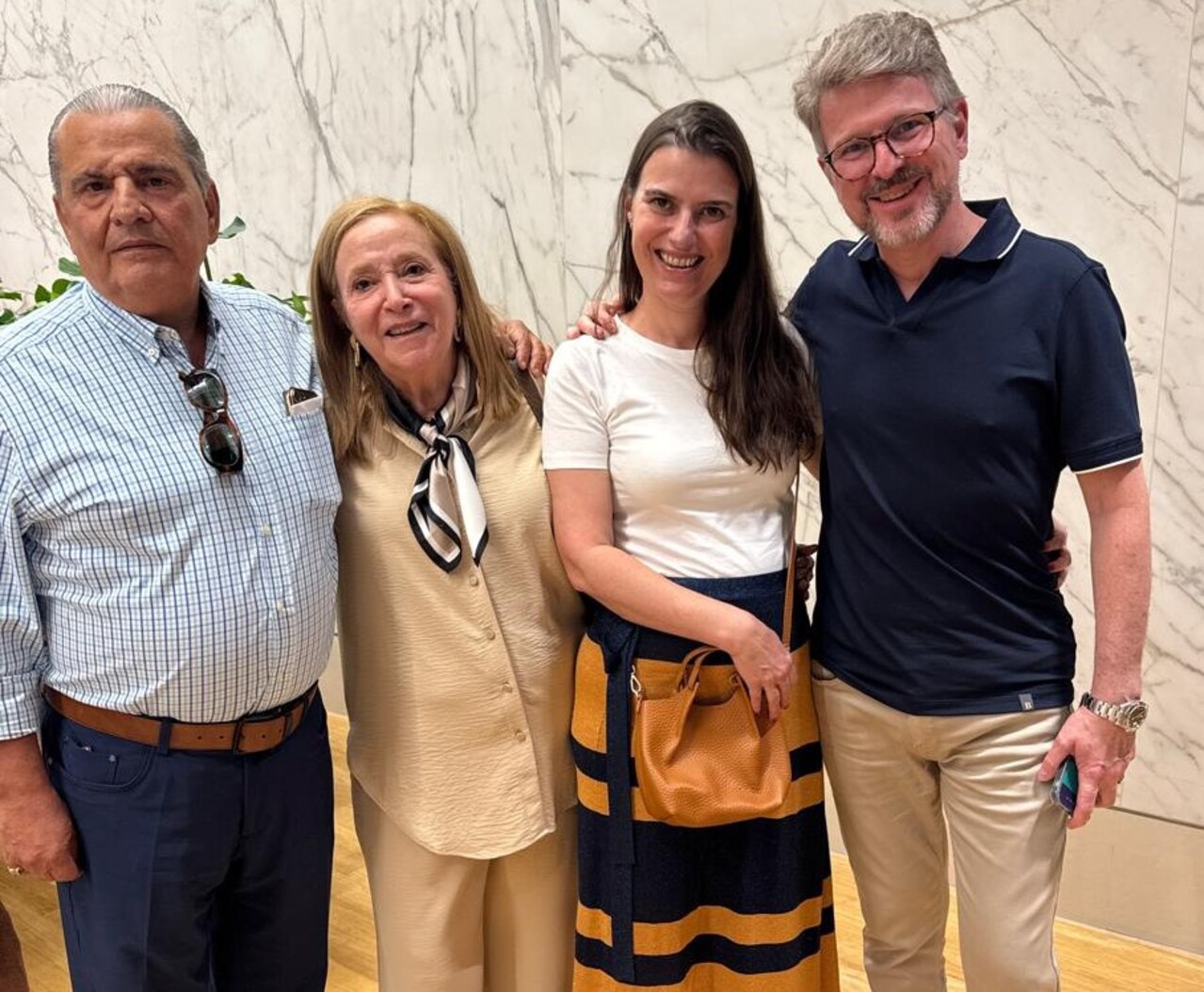 Conferindo acepipes e delícias, com vinho e moderação, no restaurante “Lagar Tragaluz”, no DiamondMall, os casais sem iguais, Celso e Tatinha Picchioni, Flávia e Fabrício Biondo
