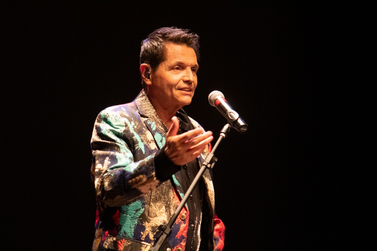 No show “4 Estações”, a volta do grande cantor/imitador, Fernando Ângelo, em única apresentação, dia 15,  na Casa Outono