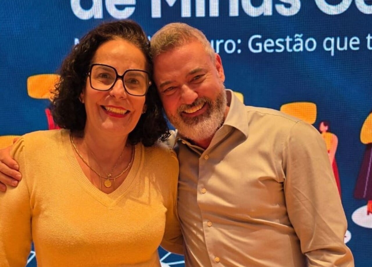 A presidente da Federação das Instâncias de Governança Regional, Teresa Lemos, feliz da vida com as ações do secretário de Estado de Cultura e Turismo, Leônidas Oliveira, na abertura do "8º Encontro de Gestores de Cultura e Turismo", Sala Minas Gerais.
