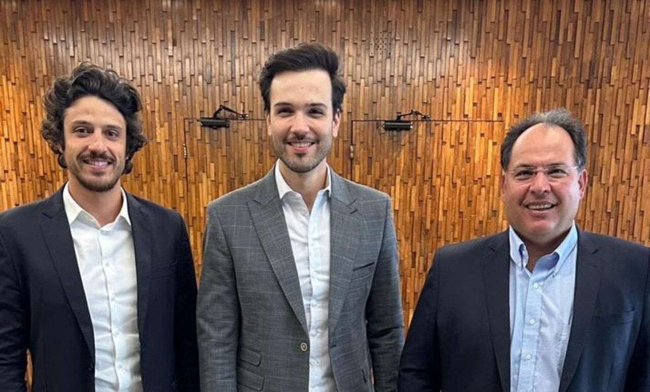 O deputado estadual Doorgal Andrada,  o presidente da Assembleia Legislativa de Minas Gerais - ALMG , Tadeu Leite e presidente do Minas Tênis Clube MTC, Carlos Henrique Martins Teixeira, na ALMG, tratando temas relativos ao MTC, entre eles, a homenagem da Assembleia aos 90 anos do clube

