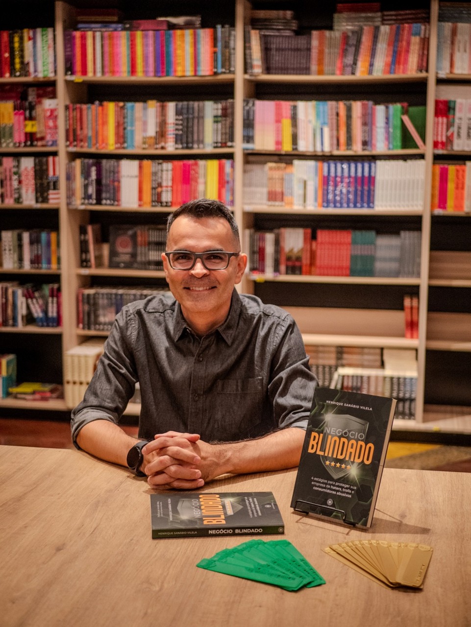 O escritor Henrique Vilela que lançou, recentemente, seu primeiro livro impresso, "Negócio Blindado"
