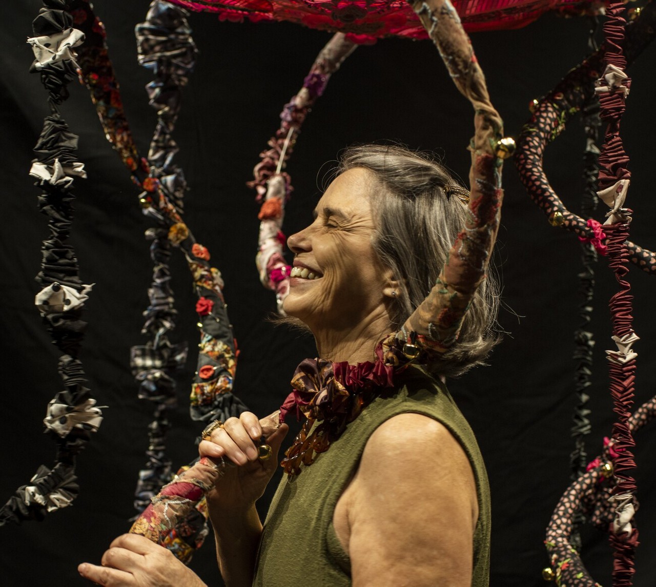 A artista plástica, Zélia Mendonça, com uma de suas obras, na exposição, “Segunda Instância – Estórias de Violência, Abandono e Perdão”, em Guimarães, Portugal.
