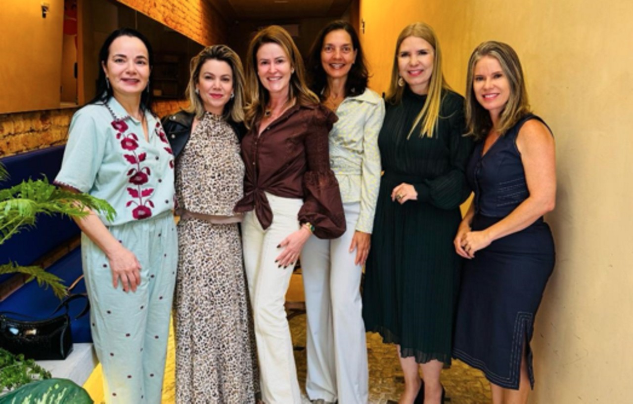 Algumas madrinhas,  em uma reunião de trabalho, do solidário evento, "Chá com a Gente": desembargadora Lilian Maciel, Carolina Leão, Mara Delfim Pêgo, Eliana de Paula, Sandrelli Rois e Cassia Barcelos


