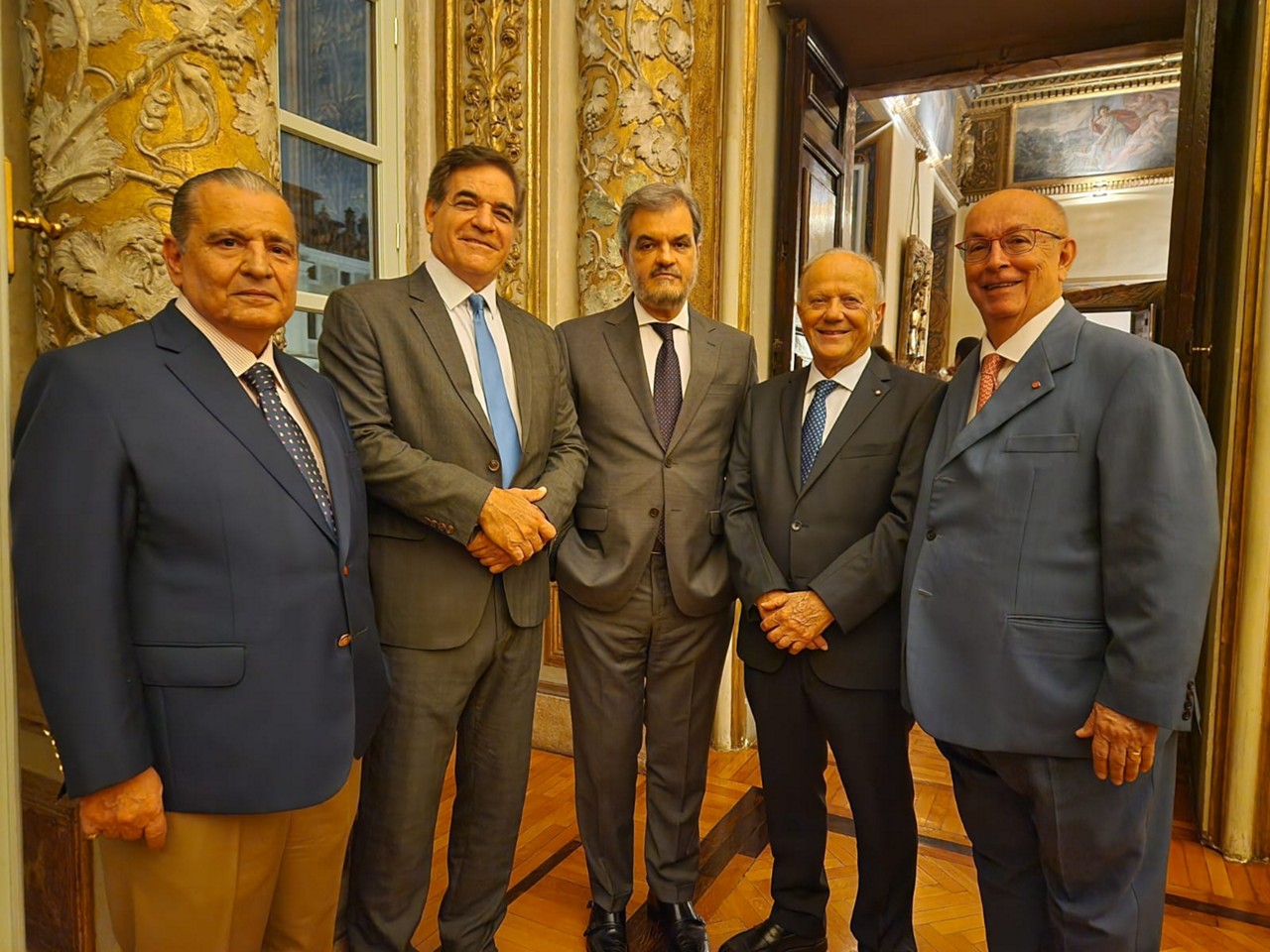 No acontecimento e variações sobre o tema Minas Gerais, na embaixada brasileira mais linda do mundo, na Piazza Navona, Roma, Itália: o empresário, Celso Picchioni; o presidente da Fecomércio, Nadim Donato; o embaixador do Brasil na Itália, Renato Mosca; o presidente da Câmara de Comércio Italiana de Minas Gerais, Valentino Rizzioli e o historiador, Anisio Ciscotto