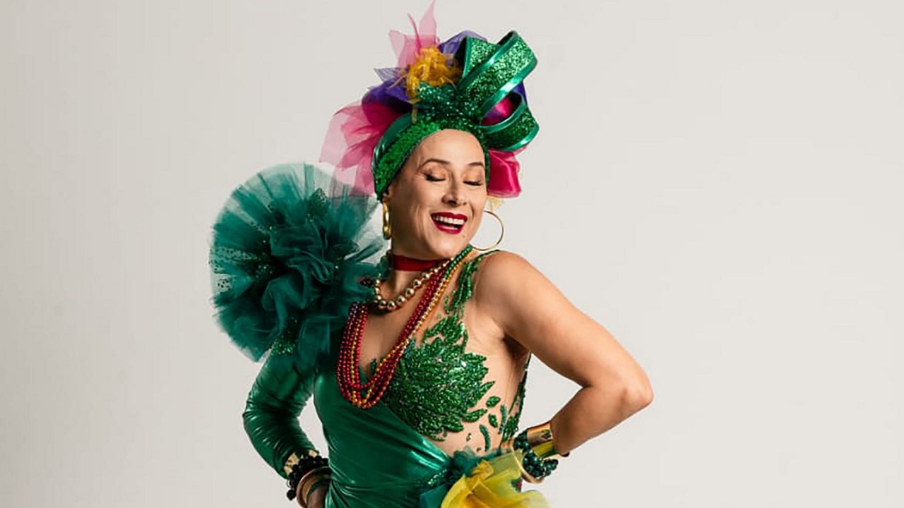 Sônia Andrade estrela o espetáculo “Taí, Carmen Miranda"