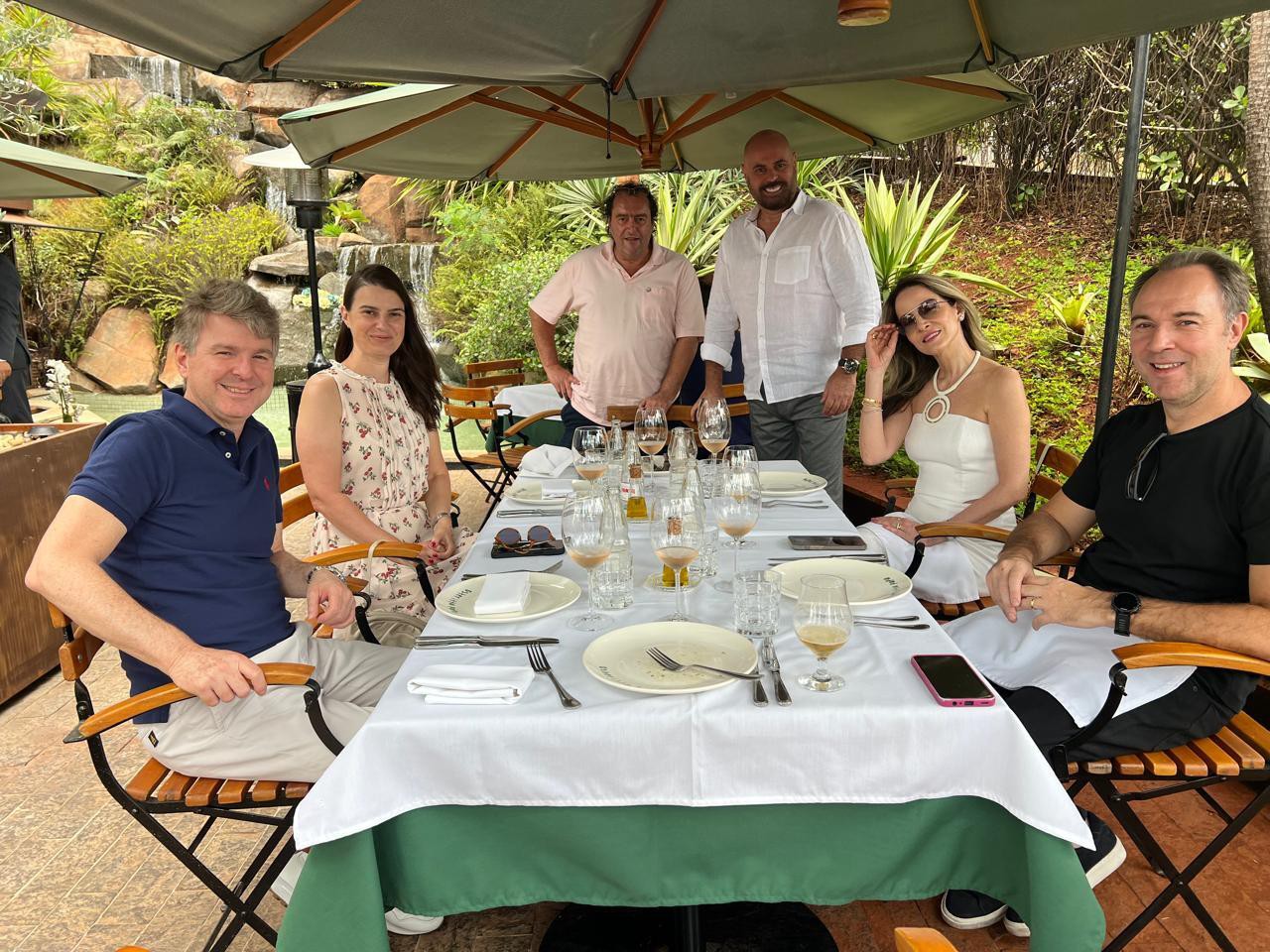 Curtindo um delicioso finados na “Osteritta Papà”; Fabrício e Flávia Biondo, Walter Navarro, Carlos "Carlão" Rodrigues, Caroline Botelho e Cristiano Parreiras