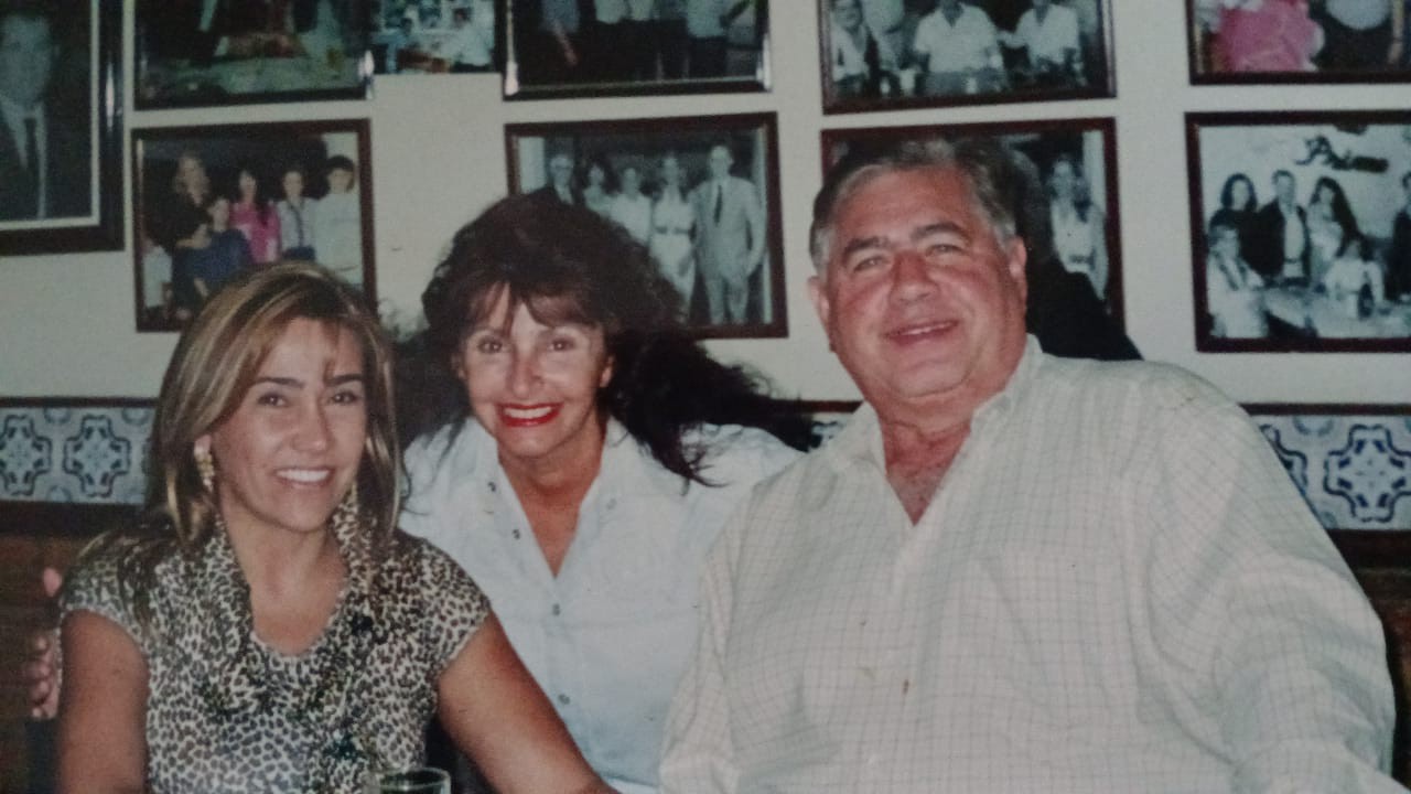Nossa pequena homenagem ao ex-governador de Minas Gerais, Newton Cardoso, nos anos dourados da "Petisqueira do Primo", com a primeira-dama, Maria Lúcia Cardoso; a anfitriã, Relines Bessone e ele, o saudoso amigo, "Trator, Newtão".

