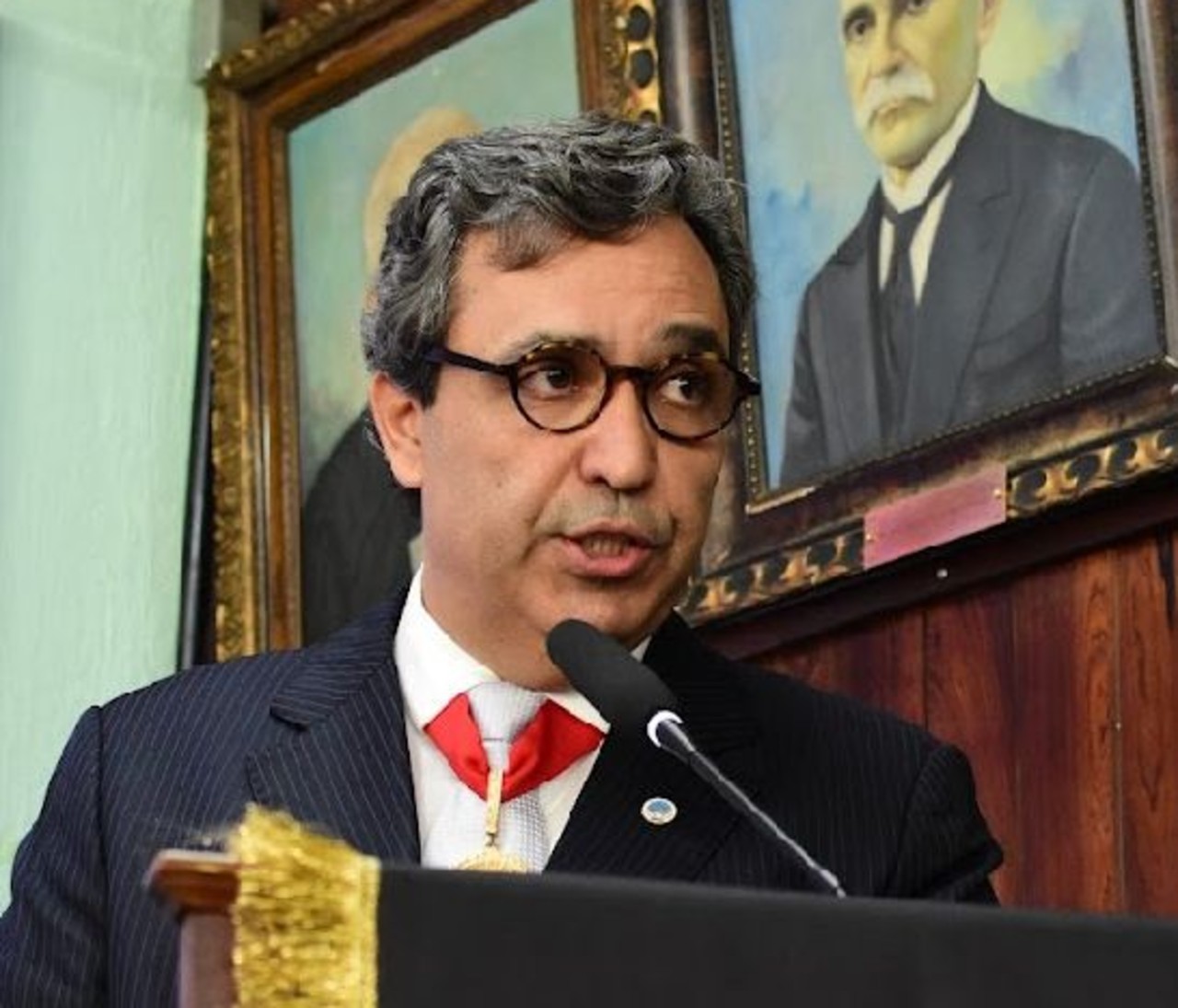 Antônio Marcos Nohmi, dia 15 e cercado por próceres, tomando posse como presidente do  Instituto Histórico e Geográfico de Minas Gerais - IHGMG


