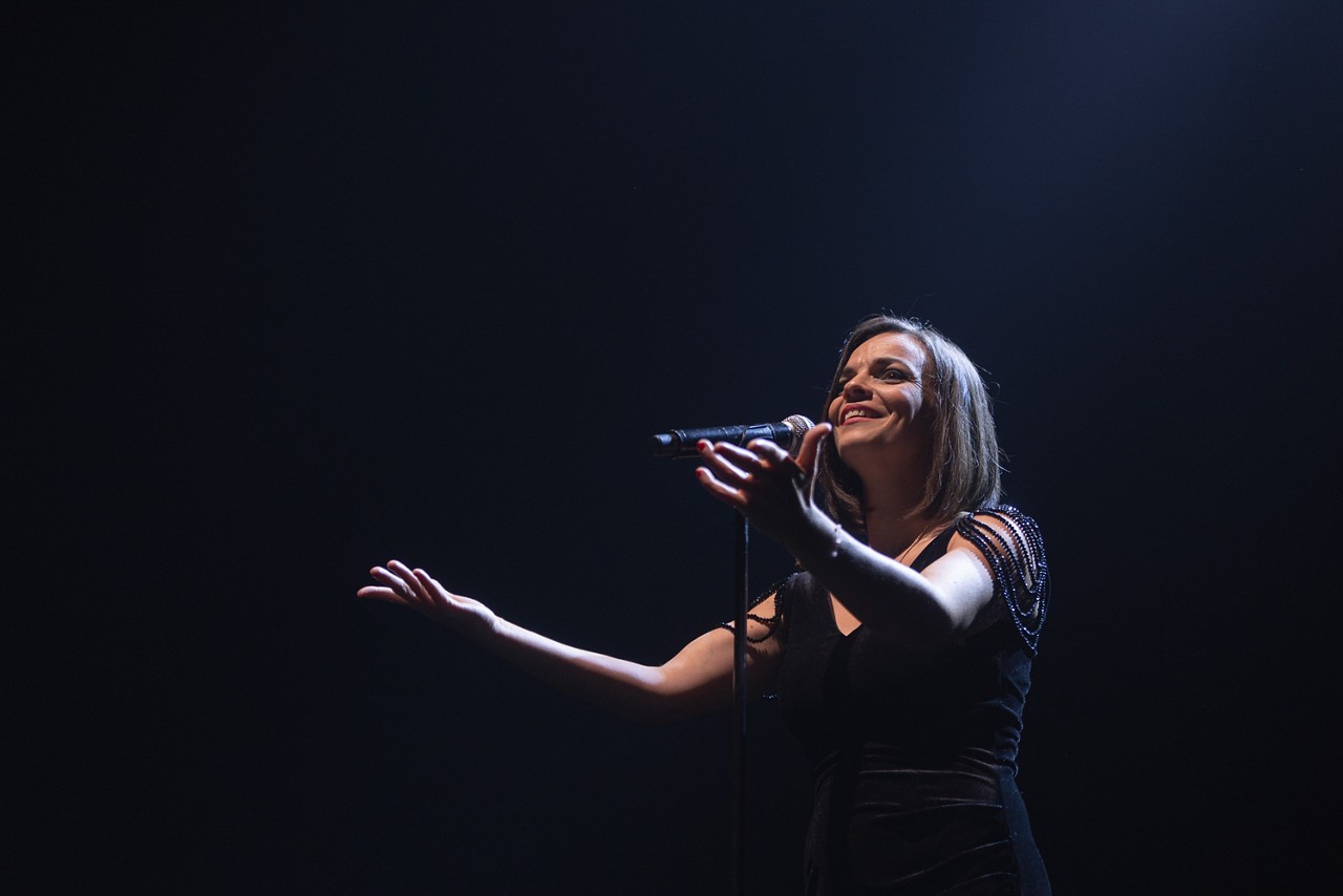 A sa Anne Carrere, com o novo espetáculo “Non, je ne regrette rien com Tributo a Charles Aznavour”, amanhã, no Grande Teatro Cemig Palácio das Artes
