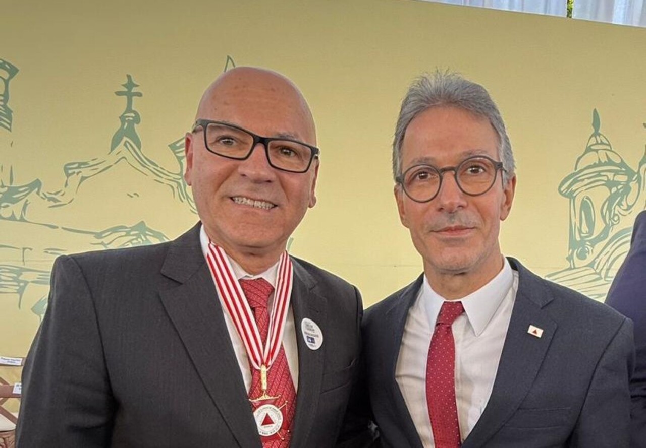 O professor Valseni Braga, diretor-geral da Rede Batista de Educação, recebendo a “Medalha do Dia de Minas”, em Mariana, com o governador Romeu Zema Neto.
Foto: Arquivo Pessoal