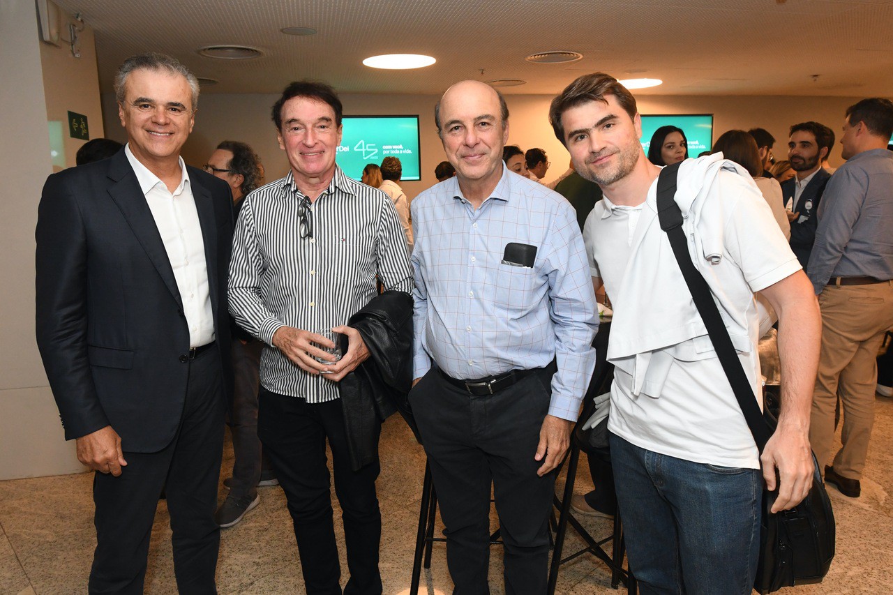 Comemorando os primeiros 45 anos da Rede Mater Dei, Dr. Henrique Salvador, presidente do Conselho de Administração da Rede Mater Dei de Saúde; Dr. Horace Wells Silveira Bronzon, pediatra; Dr. Francisco Flávio Horta Bretas, urologista e Dr. Hugo Abi-Saber Rodrigues Pedrosa, neurocirugião 