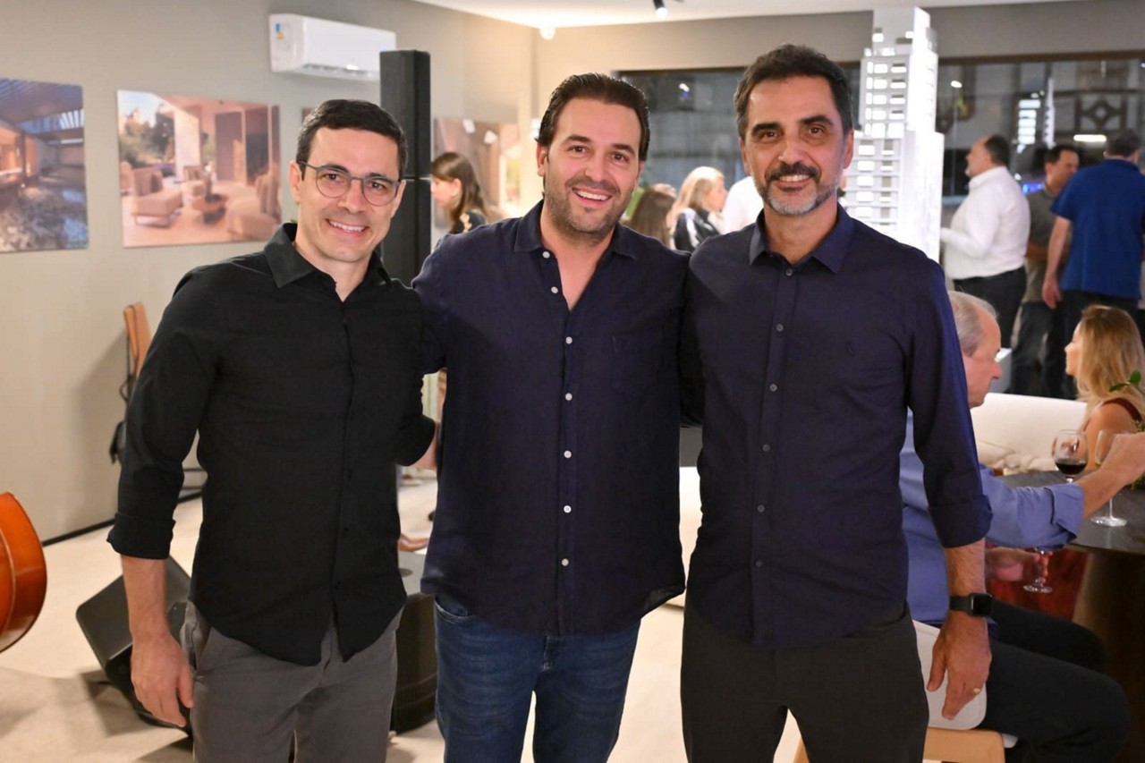 Hoje, todas as fotos registram a impecável noite de lançamento do empreendimento, "Casa Aleixo", da Somattos, começando com o paisagista. Ronaldo Moraes. da Forma Garden;  o CEO da Somattos, Humberto Mattos e o arquiteto Júlio Miranda, da Torres Miranda Arquitetura