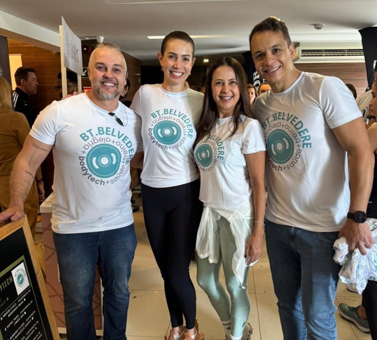 A "Família Bodytech": Felipe Mucida, coordenador Fitness Belvedere; Nádia Rodrigues, gerente regional; Ana Gutierrez proprietária e homenageada pelo Conselho Regional de Administração de Minas Gerais - CRA-MG e Rafael Guerra, gerente Belvedere

