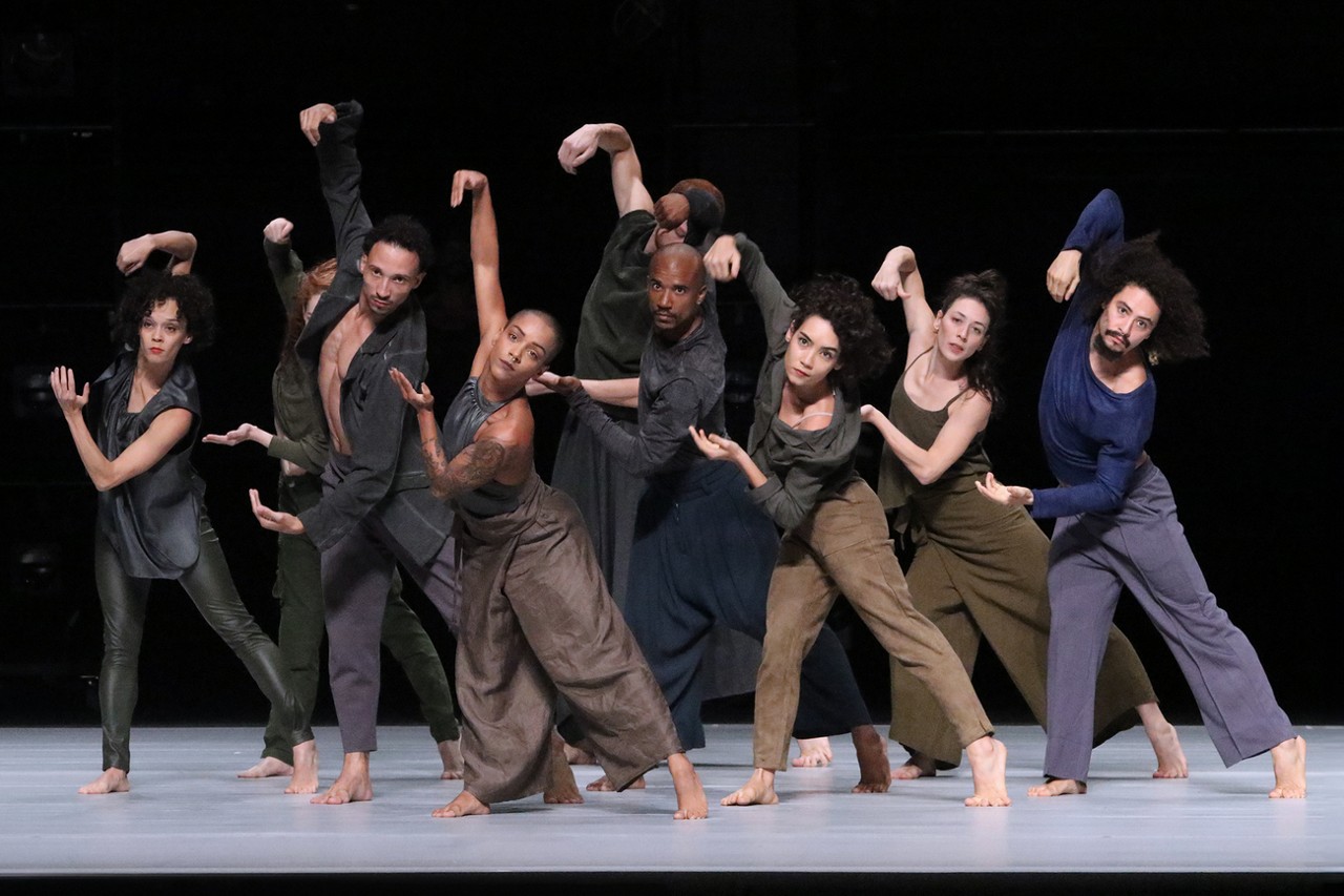 O novo espetáculo da Cia. de Dança Palácio das Artes tem a condução criativa de Henrique Rodovalho. O coreógrafo e encenador desenha a iluminação e a configuração cênica para refletir sobre a proximidade, sobre querer as pessoas mais próximas e como isso nos faz crescer e nos torna mais generosos. A partir da intimidade dos próprios bailarinos, de suas características e particularidades, “Você perto…” apresenta uma belíssima pluralidade de movimentos e imagens. O público se sentirá próximo e acolhido pelo espetáculo através da linguagem universal da Dança. Luiz Naveda traz as músicas originais que compõem a trilha e tingem as paisagens das cenas. Os figurinos de Cássio Brasil valorizam cada singularidade dos bailarinos, sem perder a sua sensível unidade. “Você perto…” através da dança, da nossa dança, com muita leveza e carinho.