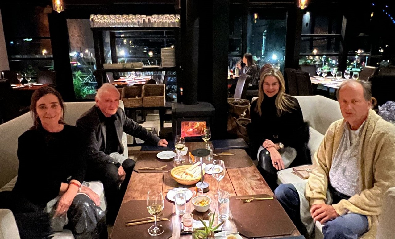 No restaurante "O’Farrell",  em Punta del Este, Uruguai, Lizel Ibarra, da imobiliária boutique Mc Nutt; Fernando Areco Motta, a "hóspede", Rejane de Paula, vinda de Miami e José Secco, também da Mc Nutt.

