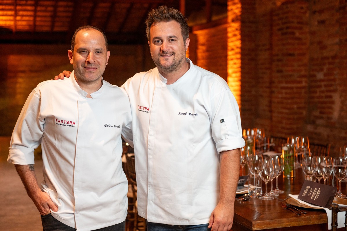 Na Praça Santíssimo, Matheus Paratella, do “La Villa Trattoria”, em Tiradentes, com Arnaldo Azevedo, do restaurante “Vila Foz”, do Porto, Portugal, dono de uma estrela no Guia Michelin
