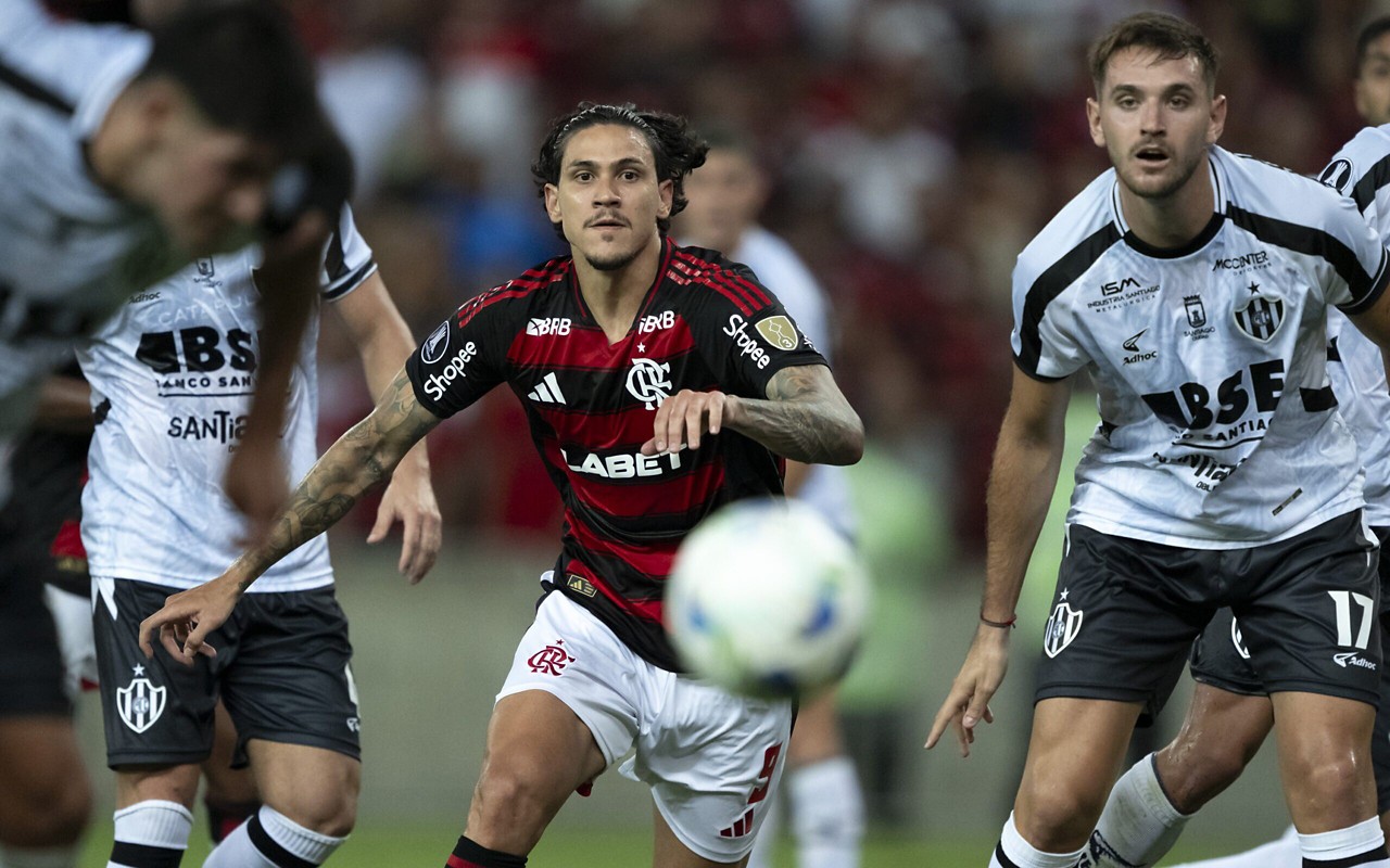 Pedro em ação pelo Flamengo contra o Central Córdoba pela Libertadores (Foto: Jorge Rodrigues/AGIF)