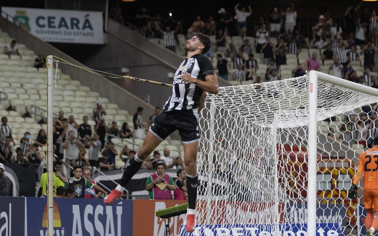 Pedro Raul comemora seu gol durante partida contra o Maracana no estadio Arena Castelao pelo campeonato Cearense 2025. Foto: Lucas Emanuel/AGIF