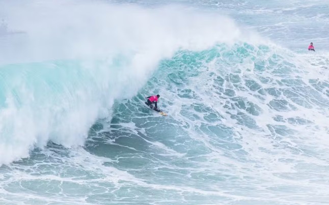 Pedro Scooby surfa onda gigante de 18m em Nazaré, Portugal (Foto: Damien Poullenot/World Surf League)