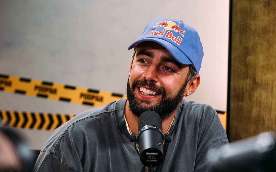 Pedro Scooby durante podcast (Foto: Divulgação)