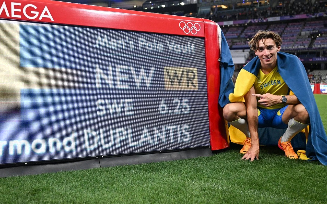 Armand Duplantis foi campeão olímpico em Paris 2024 (Foto: Kirill Kudryavtsev/AFP)