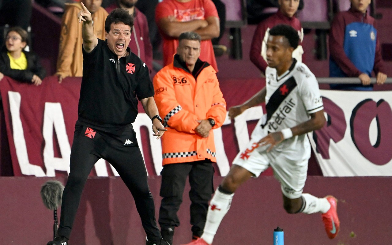 Tchê Tchê é um dos pilares no meio-campo do Vasco de Diniz (Foto: Luis Robayo/AFP)