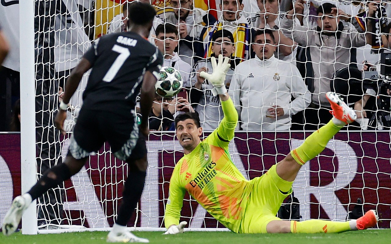 Saka perde pênalti em Real Madrid x Arsenal (Foto: OSCAR DEL POZO/ AFP)