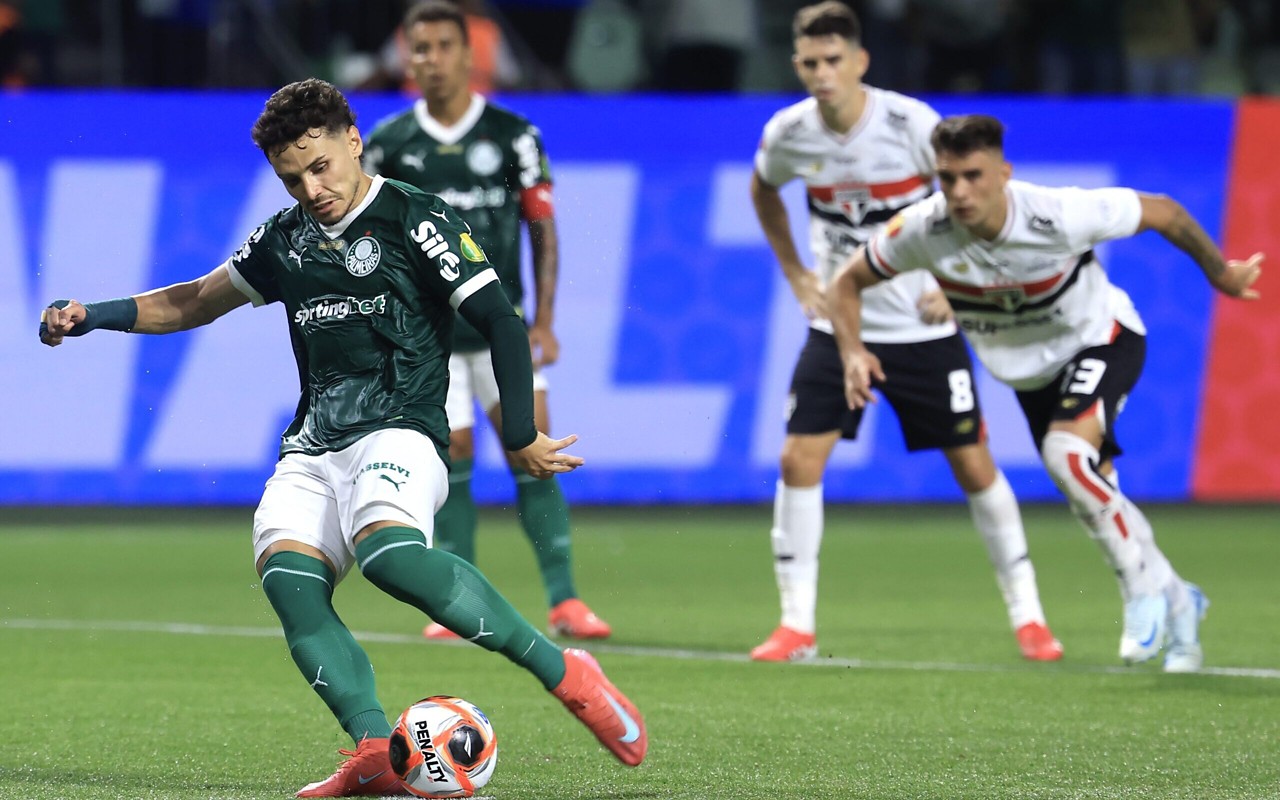 Pênalti a favor do Palmeiras revoltou jogadores do São Paulo (Foto: Marcello Zambrana/AGIF)