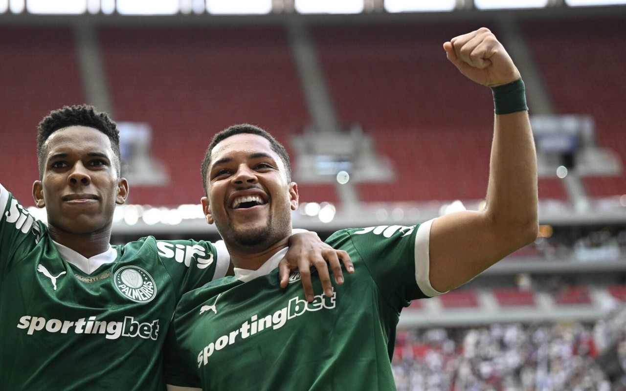 Vitor Roque (à direita) ao lado de Estêvão (Foto: Mateus Bonomi/AGIF)