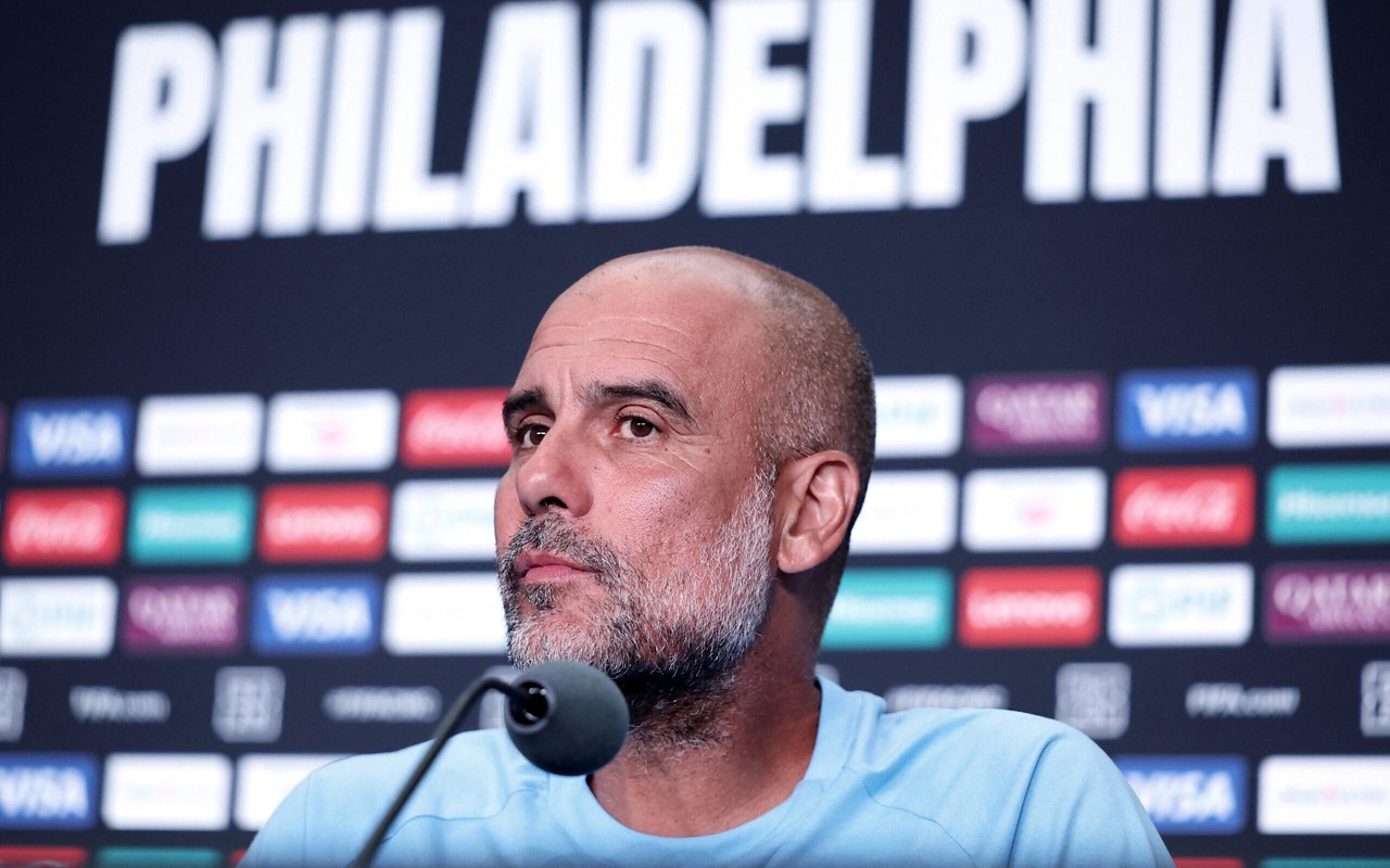 Pep Guardiola em entrevista coletiva do Manchester City (Foto: Franck Fife/AFP)